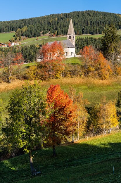 Mattina d'autunno Santa Magdalena famosa chiesa del villaggio di montagna Dolomiti Italia