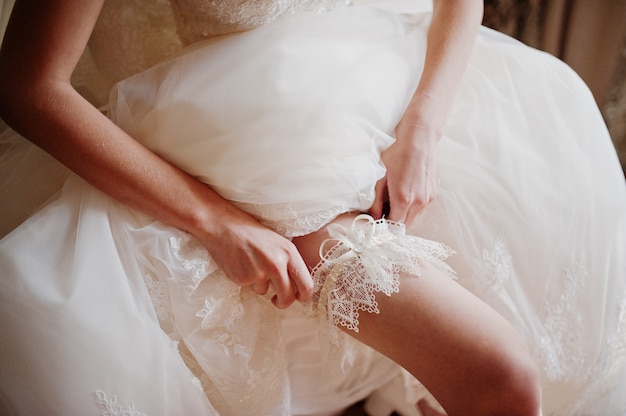 Mattina della preparazione della sposa. Giovane e bella sposa al giorno delle nozze.