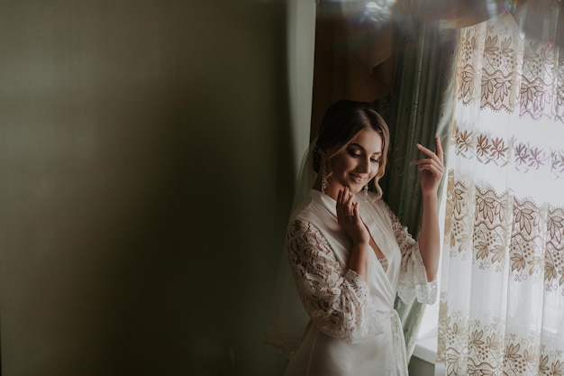 mattina della sposa. sposa in biancheria intima di lusso in previsione del prossimo evento