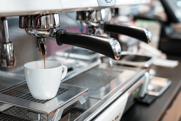 mattina di caffè nero sulla macchina per il caffè