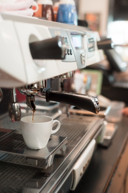 mattina di caffè nero sulla macchina per il caffè