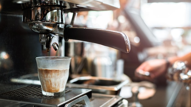 mattina di caffè nero sulla macchinetta del caffè