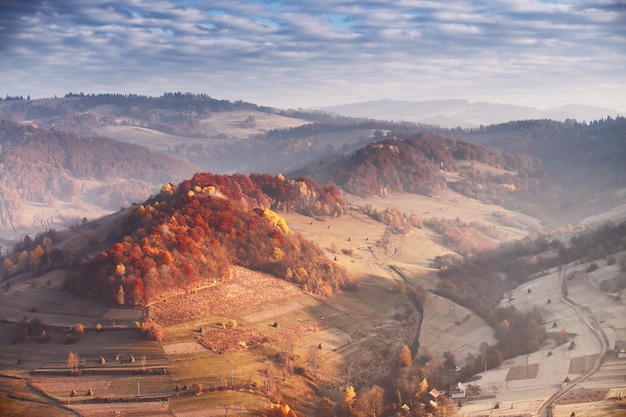 Mattina di sole autunnale in montagna