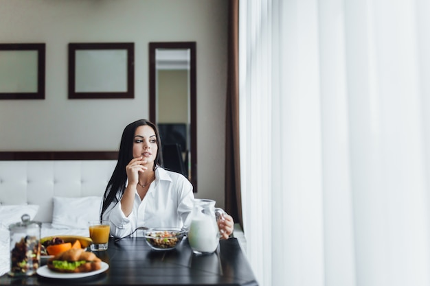 Mattina di una bella ragazza