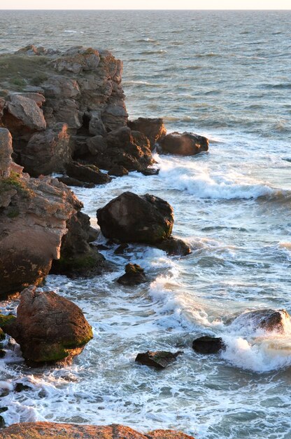 Mattina estate mare e onde da surf rompono sulla costa