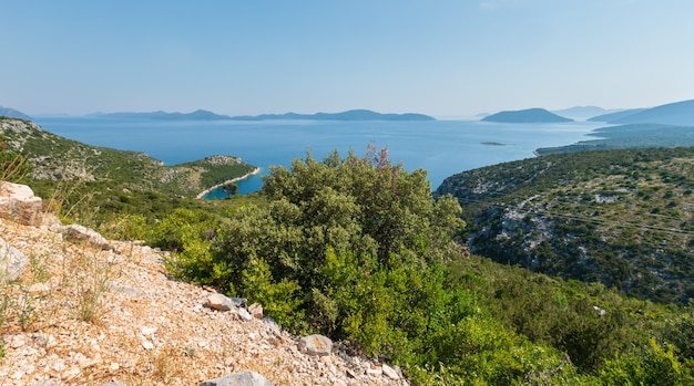 Mattina estate nebbiosa vista dalla penisola di Peljesac sulle isole croate.