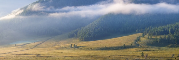 Mattina in una valle di montagna, vista panoramica