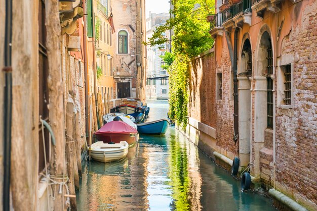Mattina in via Venezia con canale, barche e gondole