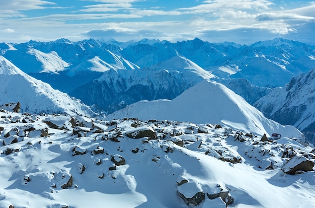 Mattina inverno Silvretta Alpi paesaggio con pendio roccioso Tirolo, Austria.