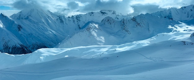 Mattina inverno Silvretta Alpi paesaggio. Stazione sciistica Silvrettaseilbahn AG Ischgl, Tirolo, Austria. Panorama.