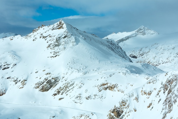 Mattina inverno ventoso paesaggio montano. Stazione sciistica Molltaler Gletscher, Carinzia, Austria.