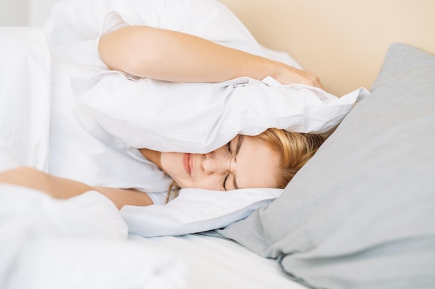 Mattina mal di testa disturbo del sonno insonnia donna