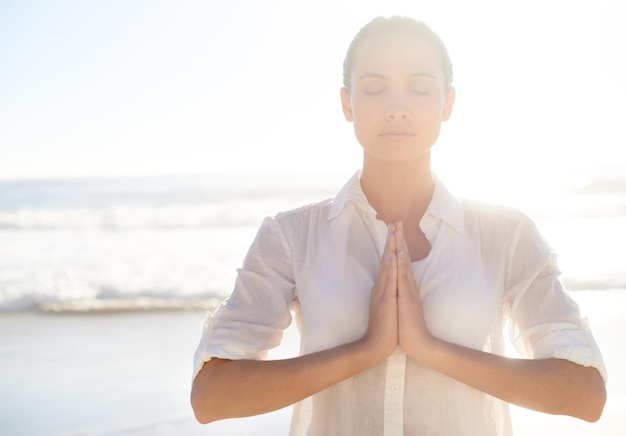 Mattina meditando Una bella giovane donna che medita fuori