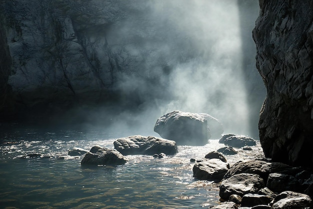 Mattina nebbiosa in montagna fiume di montagna con rocce e nebbia