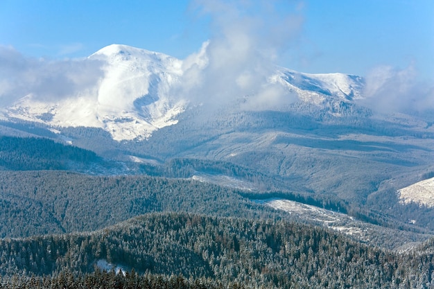 Mattina nuvoloso inverno paesaggio montano.