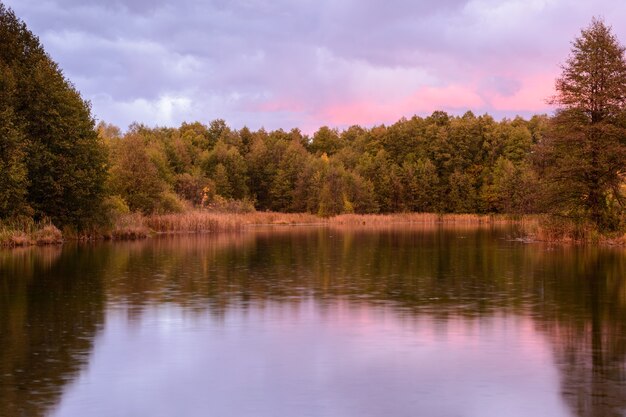 Mattina pioggia autunnale su un lago blu a Kazan. Paesaggio autunnale all'alba. Russia.