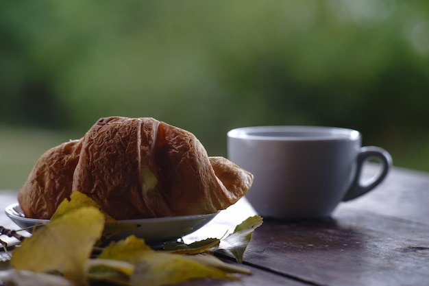 Mattina presto Tazza di caffè delizioso fresco sul tavolo