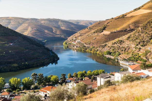 Mattina soleggiata vista autunnale su un fiume Duoro e sul villaggio di Pinhao in Portogallo Destinazioni di viaggio ed enoturismo in Portogallo