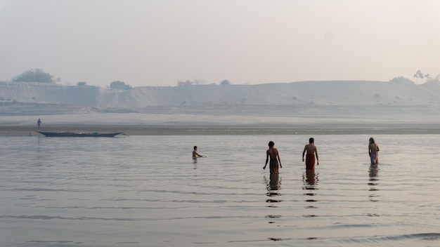 Mattina sul fiume in Bangladesh La gente fa il bagno nel fiume nella bella mattinata È il fiume GoraiMadhumati del Bangladesh