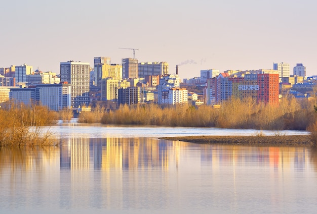 mattina sul fiume ob a Novosibirsk i grattacieli della nuova zona residenziale