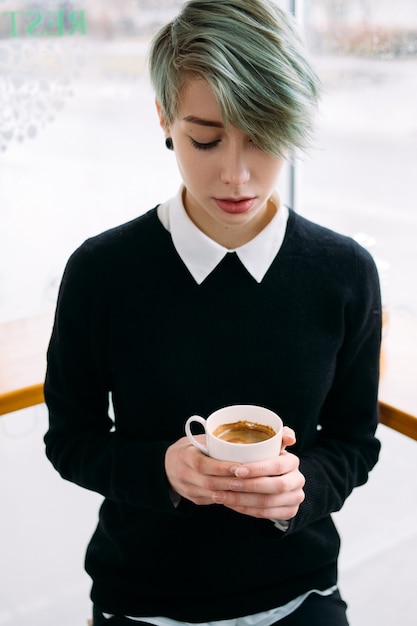 Mattina tazza di caffè dipendenza da caffeina ragazza attesa