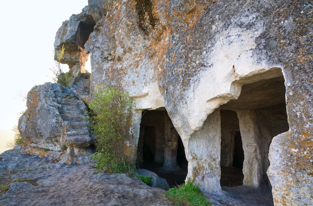 Mattina vista nuvolosa di una grotta (Mangup Kale - fortezza storica e antico insediamento di grotte in Crimea (Ucraina).