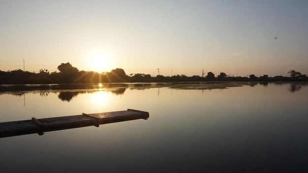 Mattinata al lago di giacimento di sale