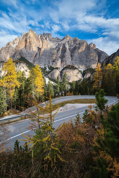 Mattinata autunnale Dolomiti alpine scena di montagna Tranquilla Valparola Sentiero vista Belluno Italia