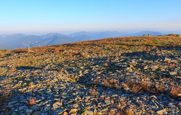 Mattinata estiva Carpazi vista dall'alto dalla vetta pietrosa del monte Ihrovets (Gorgany, Ucraina).