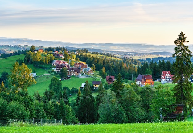 Mattinata estiva nebbiosa vista del villaggio di montagna (Gliczarow Gorny, Polonia)