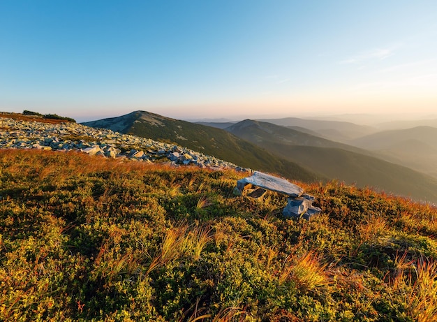 Mattinata estiva vista dall'alto della montagna dei Carpazi dalla cima pietrosa del monte Ihrovets (Gorgany, Ucraina).