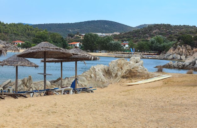 Mattinata estiva vista mare dalla spiaggia di Litus (Sithonia, Calcidica, Grecia).