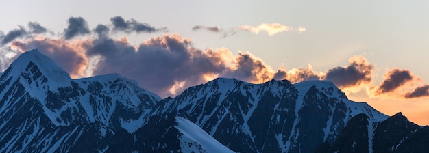 Mattinata in montagna, cime innevate, vista panoramica