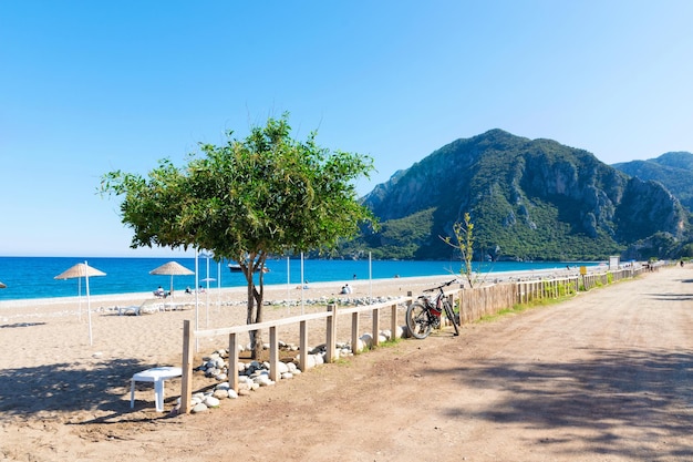 Mattinata in spiaggia nel villaggio di Cirali Baia azzurra nel Mediterraneo all'alba Paesaggi della Via Licia