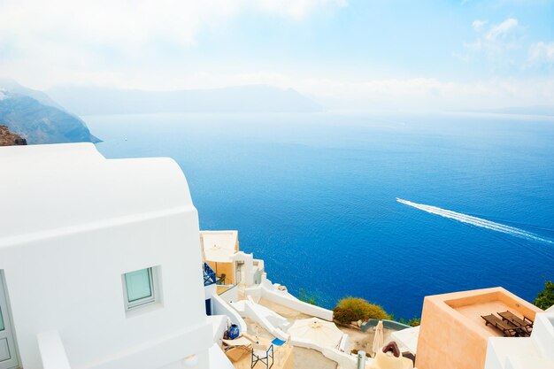 Mattinata nebbiosa all'isola di Santorini, Grecia. Paesaggio estivo, vista mare.