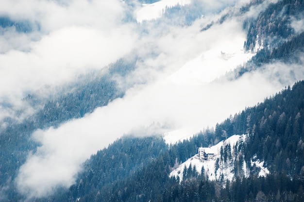 Mattinata nebbiosa in montagna d'inverno. Alpi dolomitiche, Italia