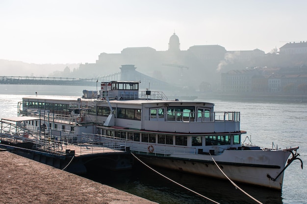 Mattinata nebbiosa sulle rive del Danubio a Budapest, bellissimo paesaggio urbano