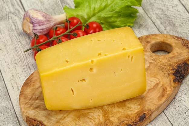 Mattone svizzero di formaggio gustoso giallo duro