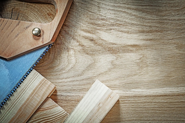 Mattoni di legno del seghetto sul concetto di costruzione del bordo di legno