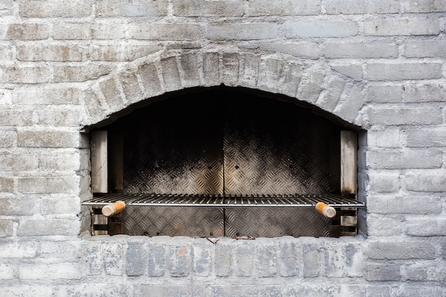 Mattoni grigi usati tradizionali del primo piano del forno di pietra