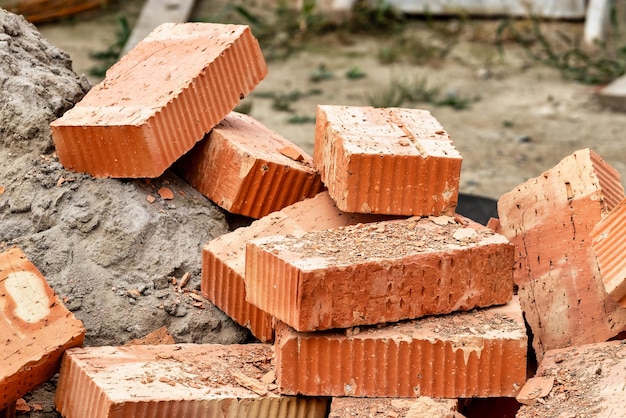 Mattoni in ceramica rossa in cantiere Keramoblock Mattoni cavi Costruzione di un edificio in mattoni rossi Primo piano Materiale per la costruzione di pareti e partizioni