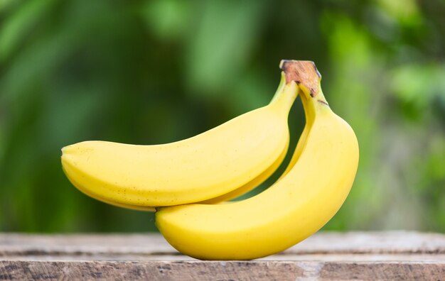 Matura di estate di frutta banana sul giardino in legno e natura