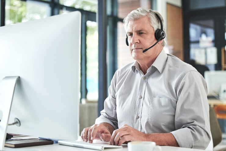 Foto maturo contattaci e call center scrivendo di un professionista al computer per lavoro di telemarketing supporto web esperto senior e consulenza di persona di sesso maschile alla scrivania per affari e servizio clienti