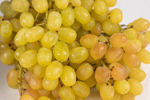 Maturo grappolo d'uva su sfondo bianco Isolare