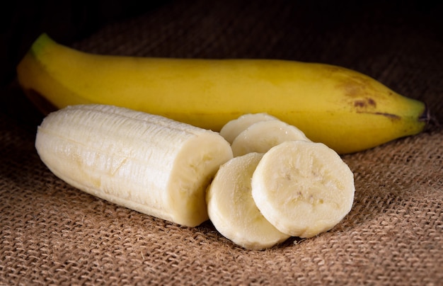 Maturo posto di banana sul sacco di canapa