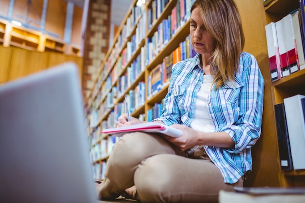 Maturo studente in biblioteca