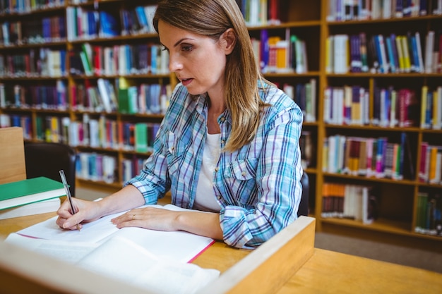 Maturo studente in biblioteca