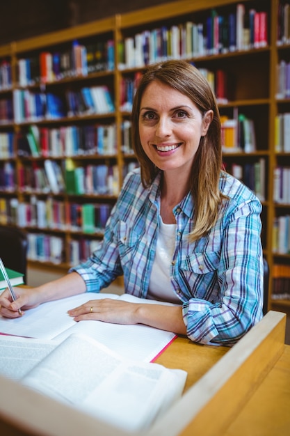 Maturo studente in biblioteca