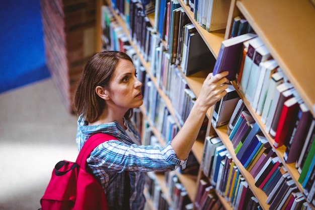 Maturo studente in biblioteca