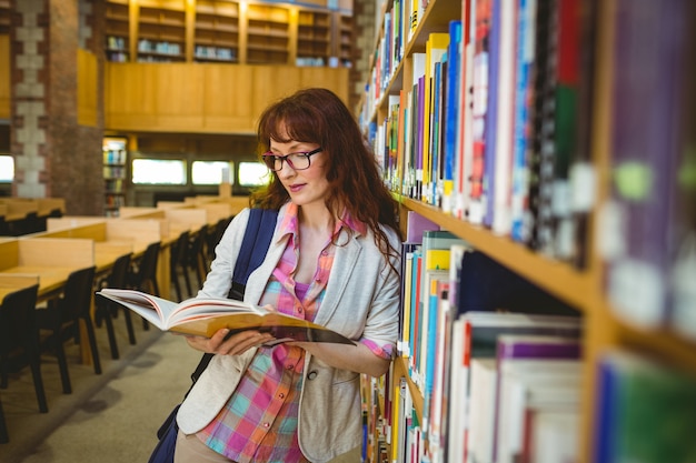 Maturo studente in biblioteca